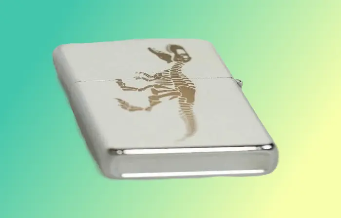 Процесс лазерной гравировки рисунка на металлическом корпусе зажигалки Zippo.